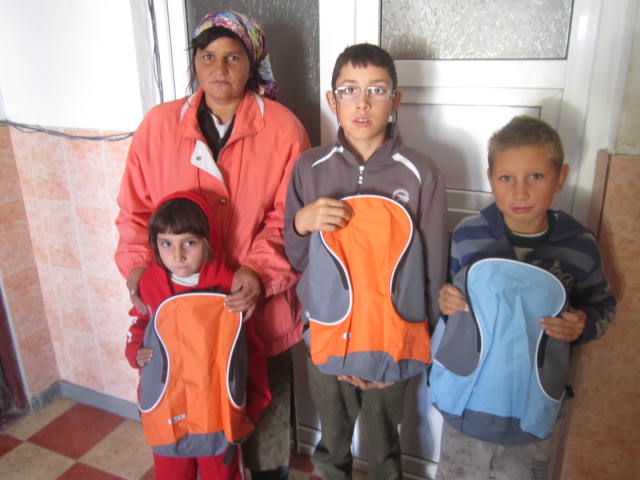 Copiii din comuna Todiresti (Jud. Vaslui) au primit ghiozdane echipate cu rechizite scolare.