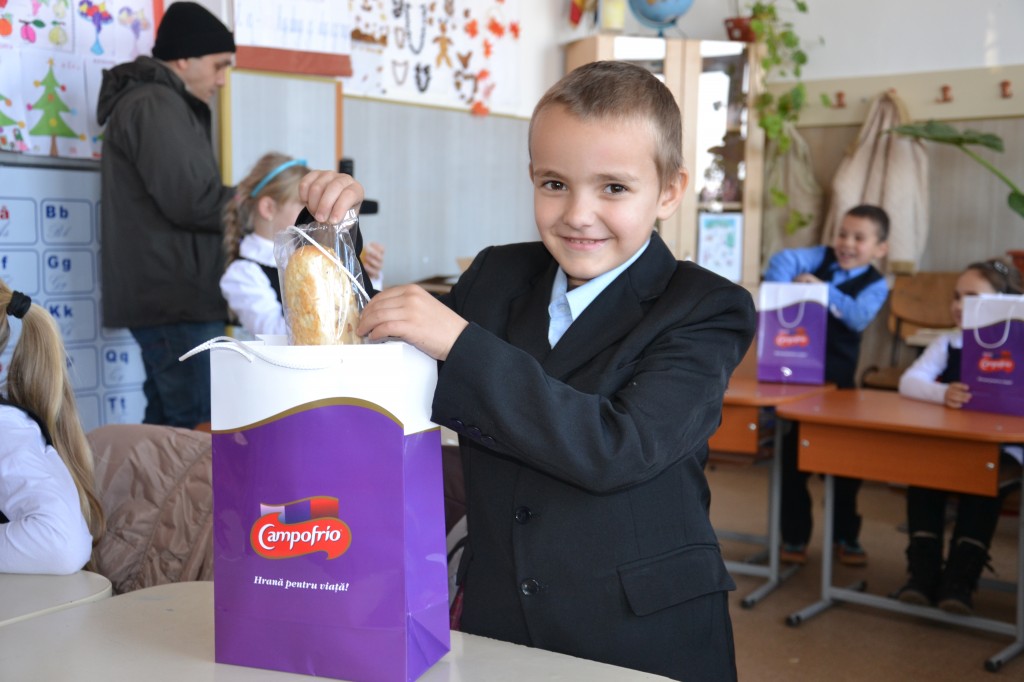 Campofrio ofera pachetele cu alimente pentru 4000 de copii din proiectele World Vision Romania
