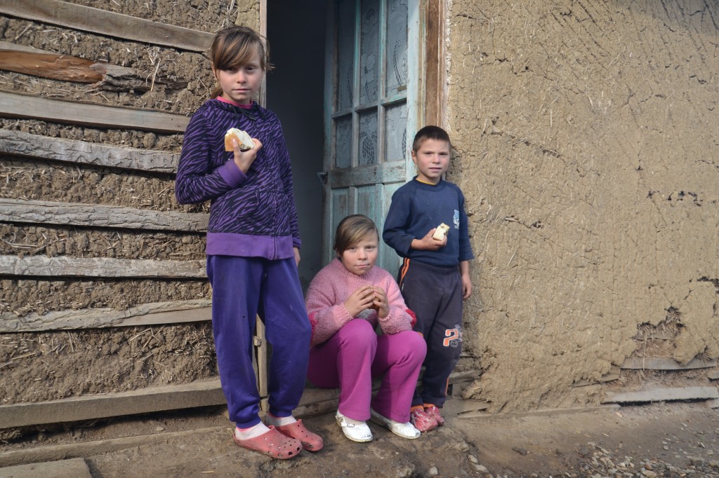 world vision romania, copii de la sat. Unii copii din satele defavorizate traiesc cu o singura masa pe zi