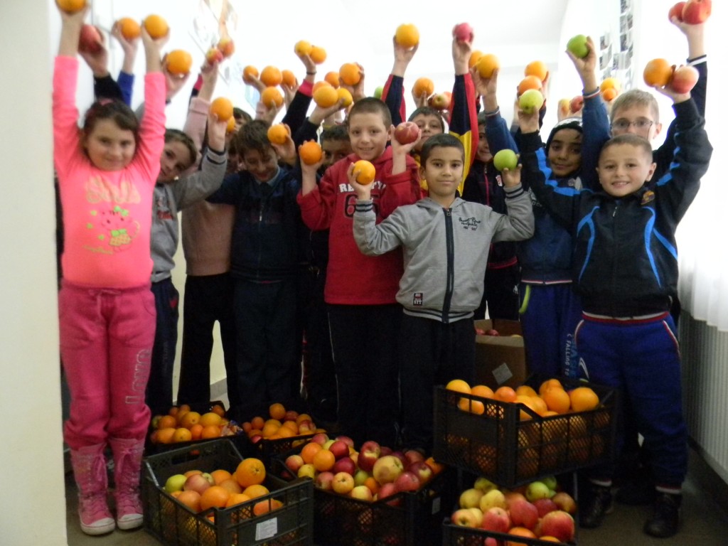 Copiii de la scoala gimnaziala "Gheorghe Titeica" au oferit 350 de kg de mere si portocale celor 555 de copii prescolari si din ciclul primar din comunitatile partenere World Vision Romania