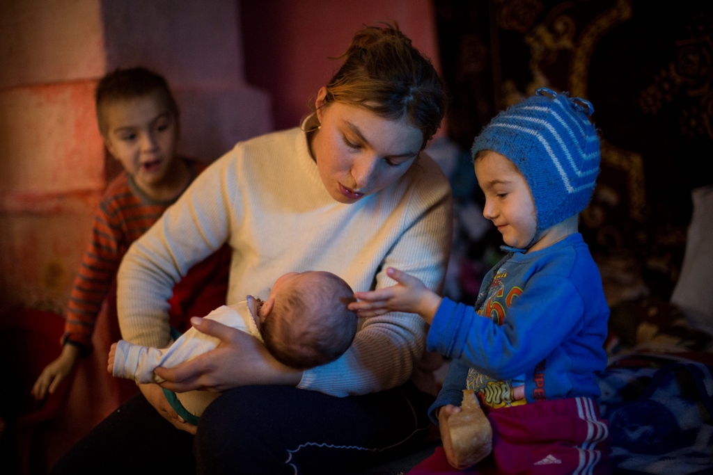 Anisoara si copiii ei - fotografie de Bogdan Baraghin
